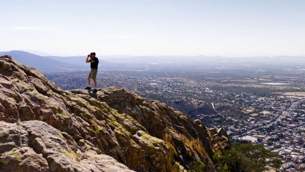 Peña de Bernal en Querétaro: Rutas de escalada y niveles de dificultad para aventureros